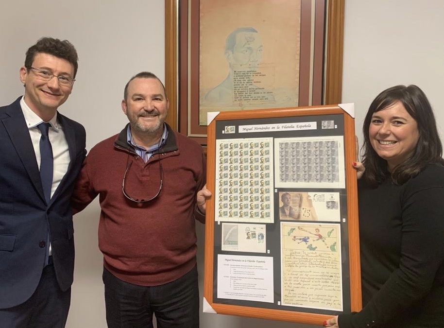 El oriolano Juan Francisco Cayuelas dona a Orihuela los dos únicos sellos dedicados a Miguel Hernández